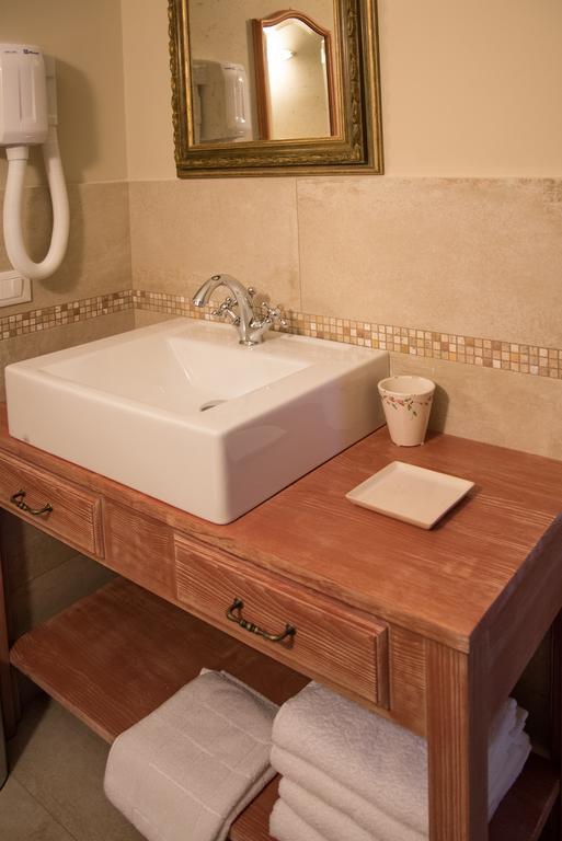 B&B La Dimora Del Garda Сірміоне Номер фото